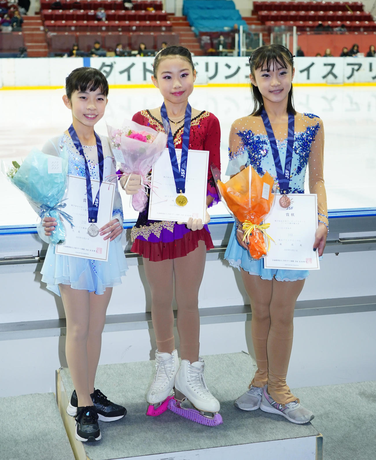 女子ノービスBで優勝した宮崎（中央）。左は2位の矢島、右は3位の森（撮影・菅敏）