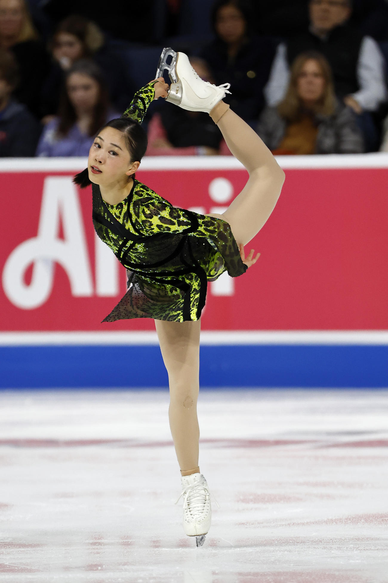 女子SPで演技する吉田陽菜（AP）