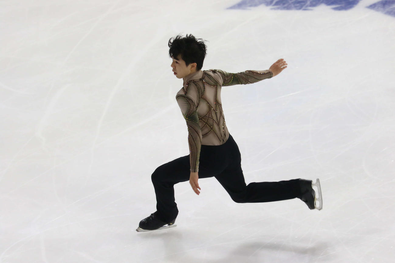 ジャンプ体勢に入る佐藤