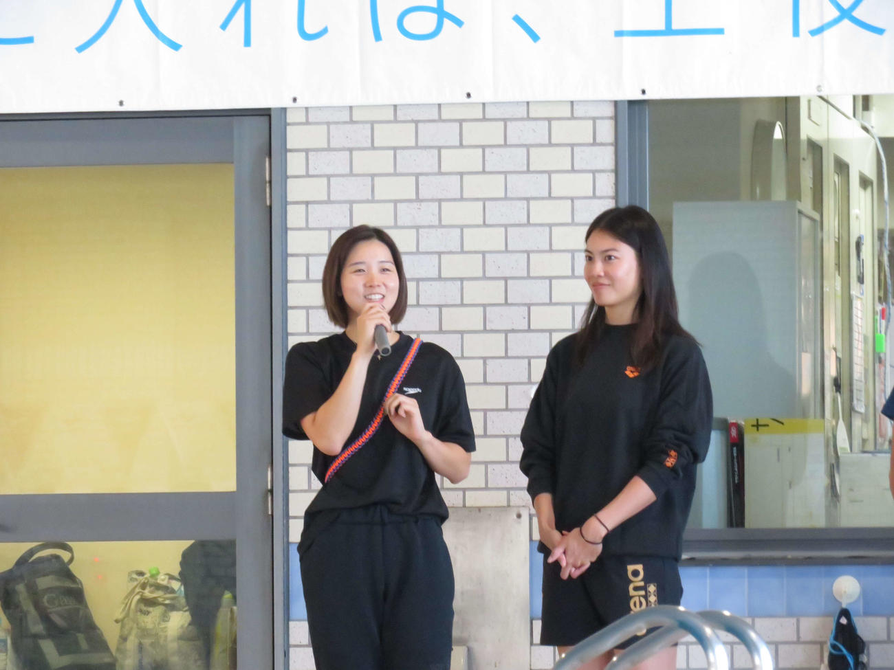 泳力検定会開会式で挨拶する寺村美穂さん（左）と大本里佳さん