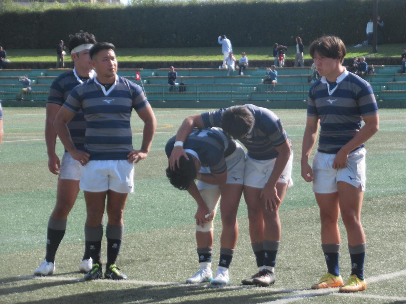 うなだれるSO嘉納をなぐさめる同志社大の選手（撮影・実藤健一）
