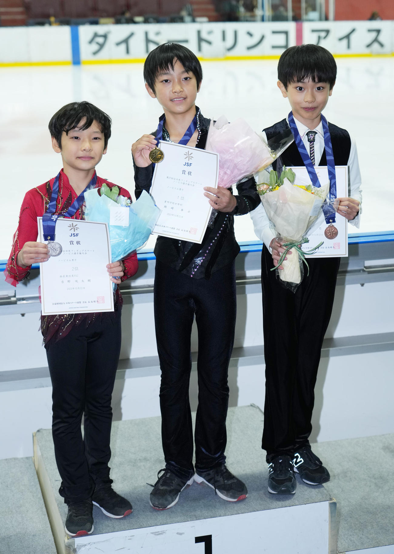 ノービスA男子で優勝した岡崎。左は2位の吉野、右は3位の松本（撮影・菅敏）