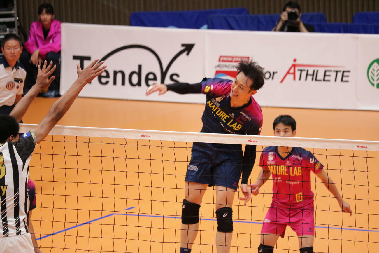 スパイクを決める東京GBの柳田将洋（撮影・勝部晃多）