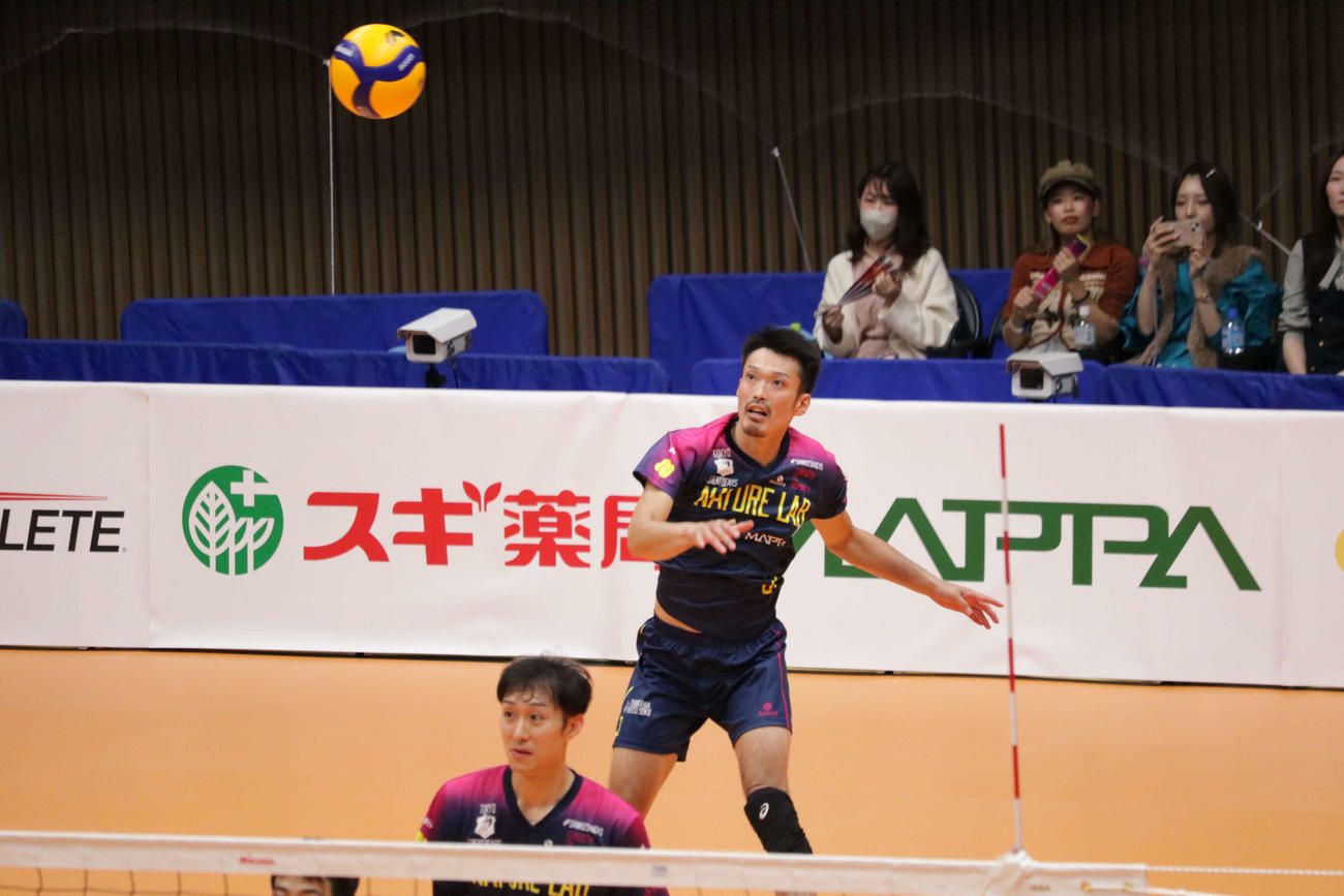 サーブを打つ深津旭弘（撮影・勝部晃多）