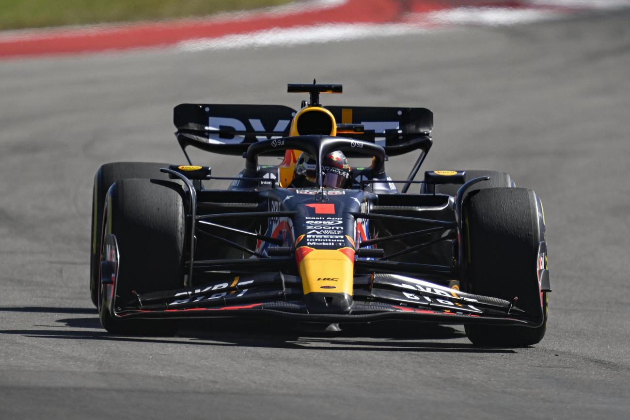 F1シリーズ第18戦、米国グランプリ決勝で走行するレッドブルのマックス・フェルスタッペン（ゲッティ＝共同）