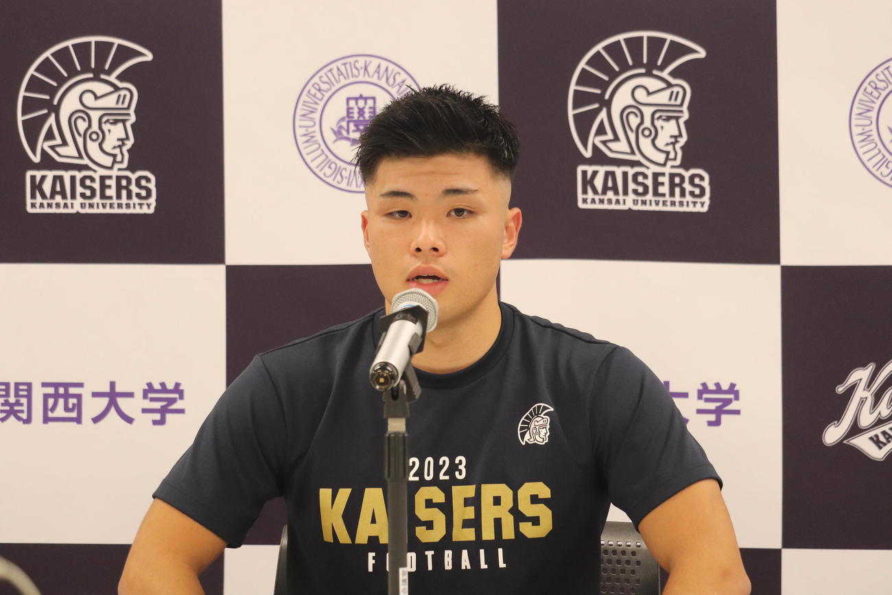 取材に応じるQB須田啓太（撮影・竹本穂乃加）
