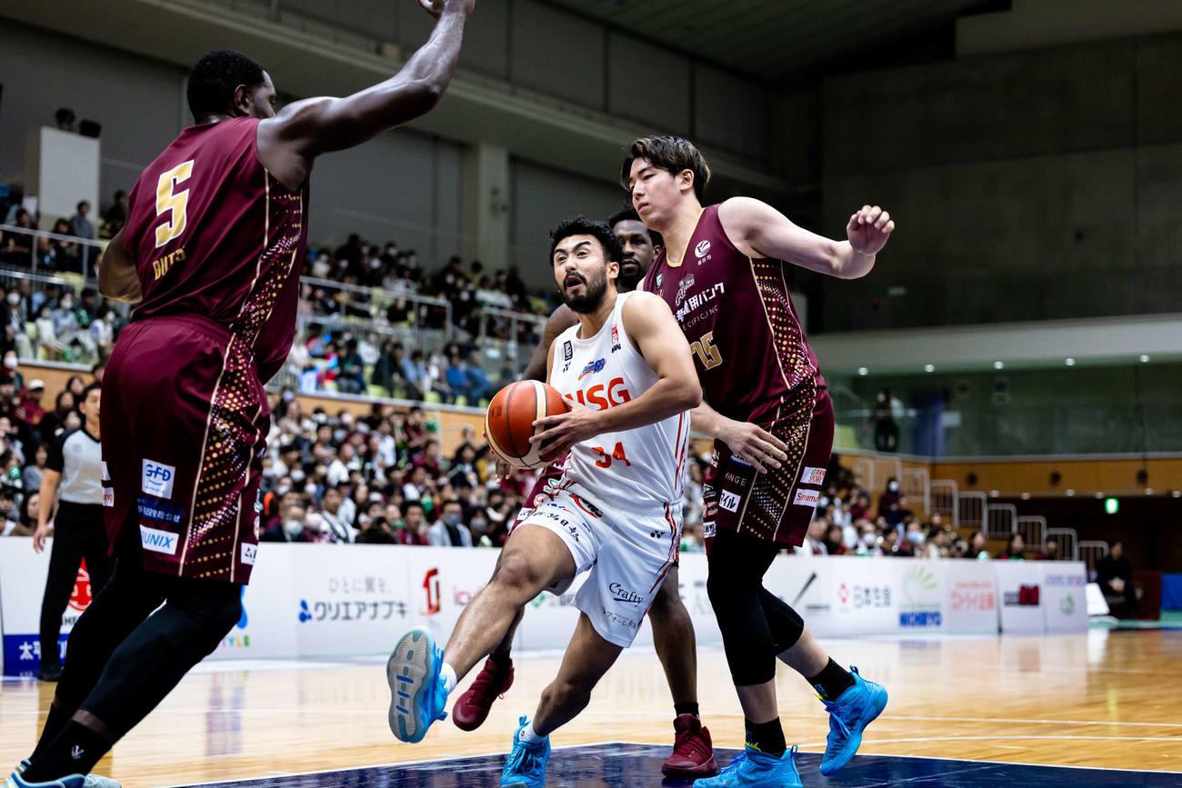 第1Q、ドリブルでリングに迫る新潟遠藤（C）B．LEAGUE