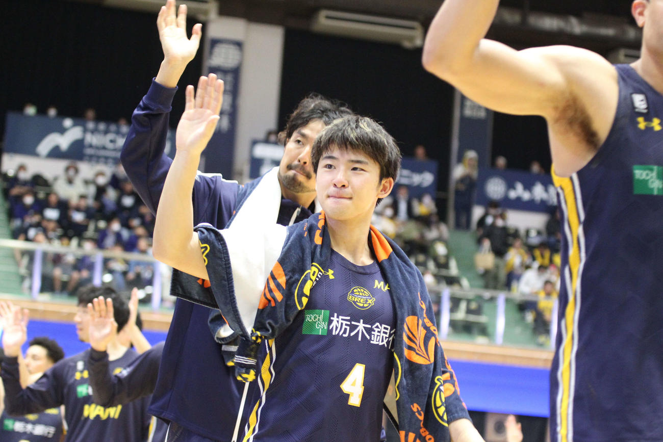 宇都宮対茨城　プロ初得点をマークした宇都宮の新人四家ははにかみながらファンに手を振る（撮影・沢田啓太郎）
