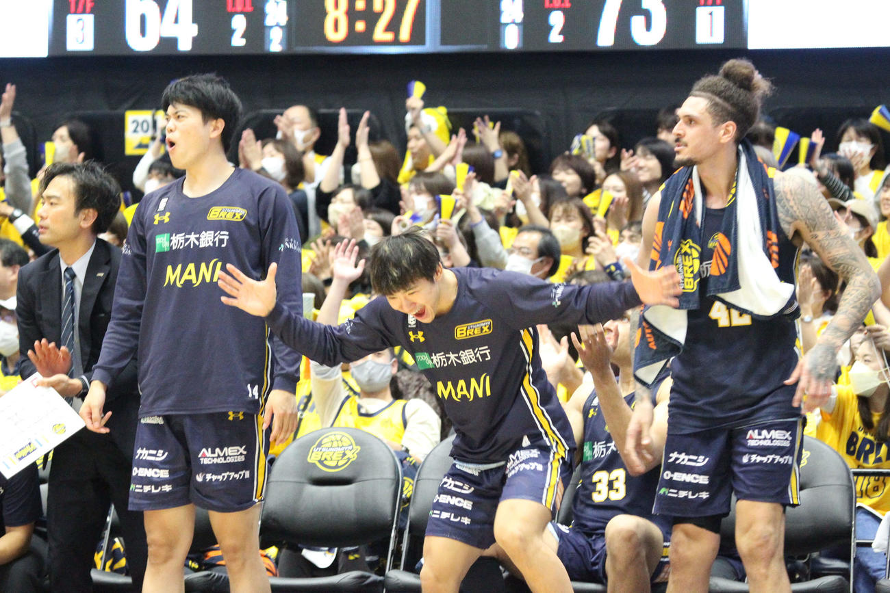 宇都宮対茨城　仲間の得点に大きなジェスチャー喜ぶ宇都宮の新人四家（撮影・沢田啓太郎）