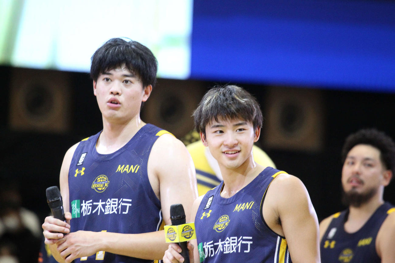 宇都宮対茨城　プロ初得点をマークした宇都宮の新人四家は初めてヒーローインタビューに臨んだ。左は同期の村岸（撮影・沢田啓太郎）