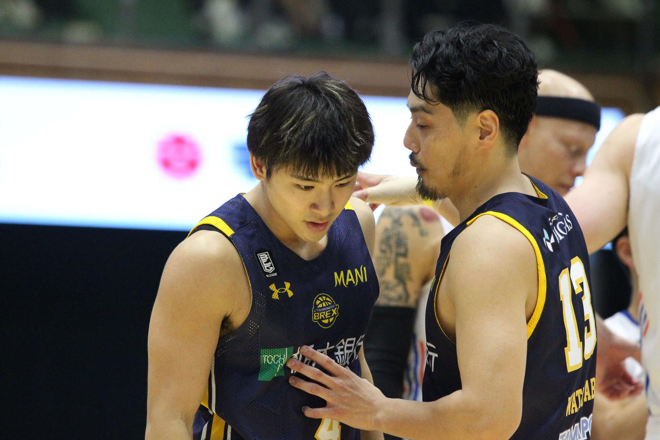宇都宮対茨城　宇都宮の新人四家は先輩PGの渡邉から助言を受ける（撮影・沢田啓太郎）