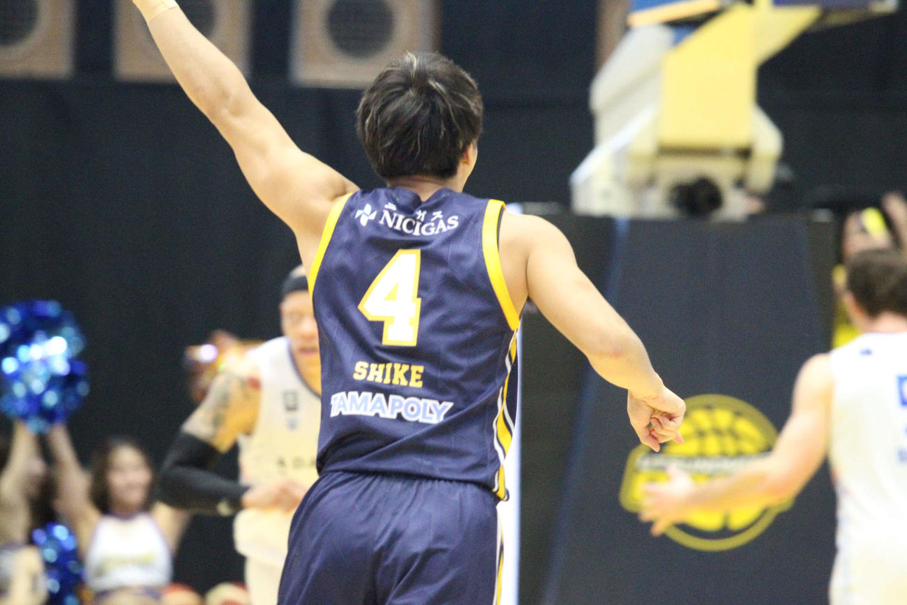 宇都宮対茨城　プロ初得点となる3Pシュートを決めた宇都宮四家魁人は大きく手を広げる（撮影・沢田啓太郎）