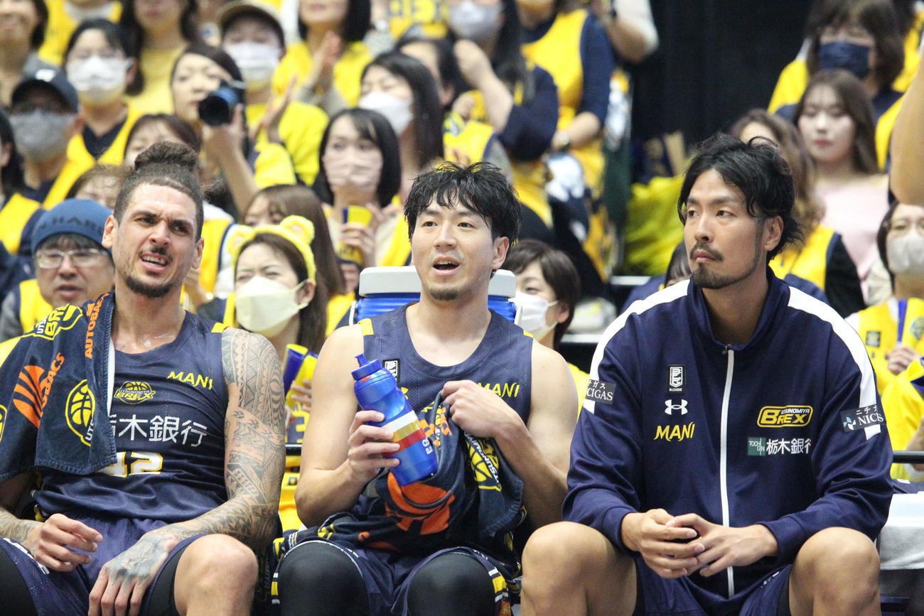 宇都宮対茨城　20本の3Pシュートを決めて快勝した宇都宮はベンチでの表情も明るい（撮影・沢田啓太郎）