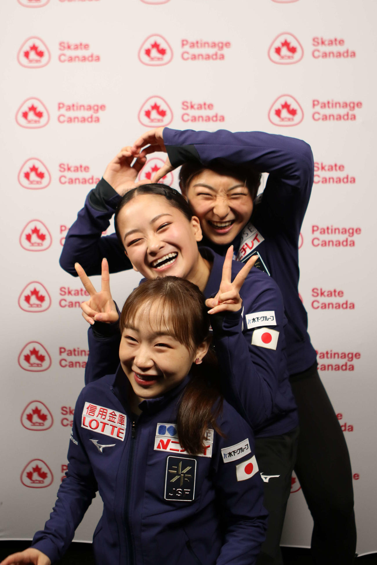 3人でポーズを決める坂本、渡辺、松生（上から）