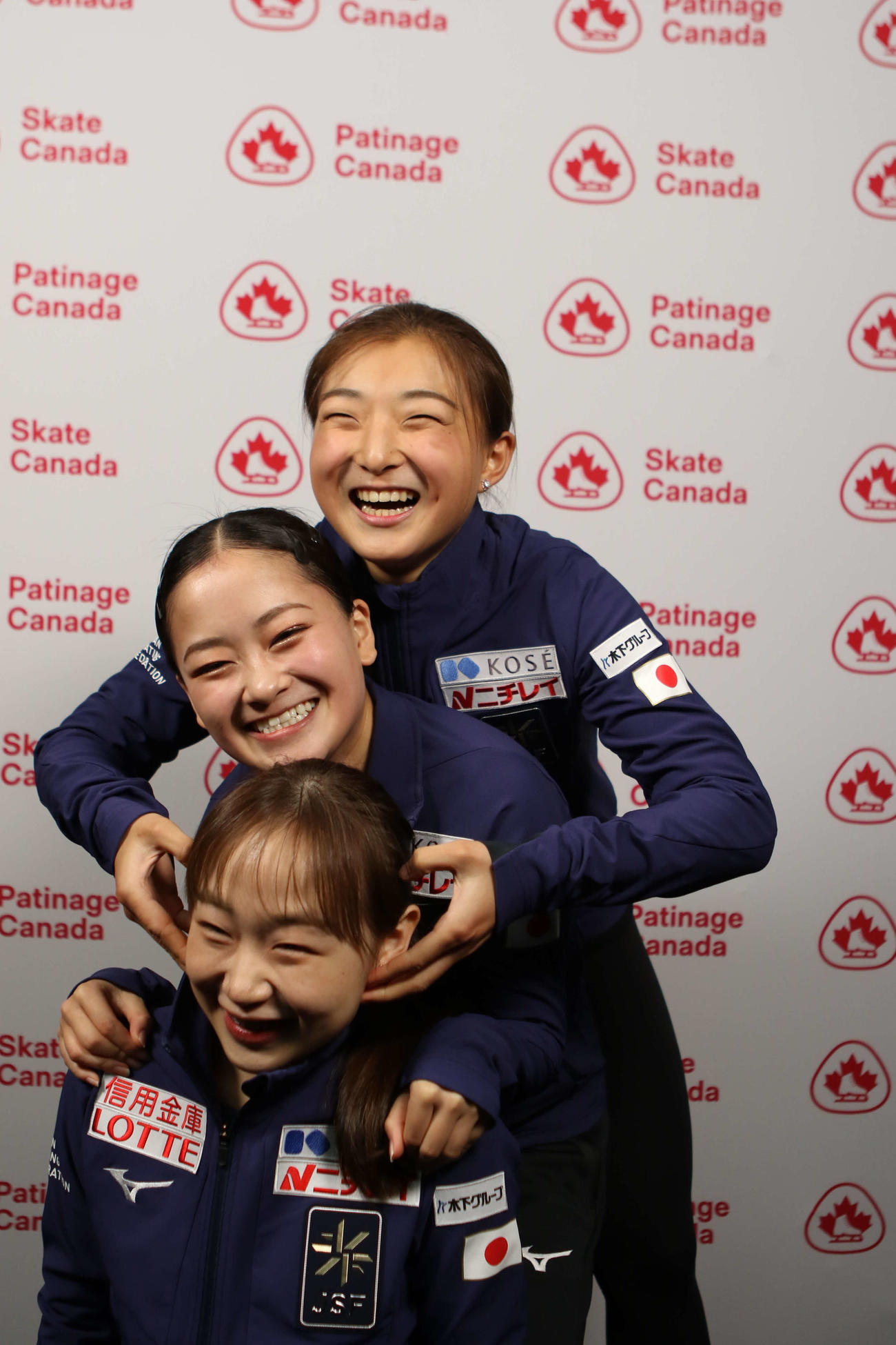 3人でポーズを決める坂本、渡辺、松生（上から）