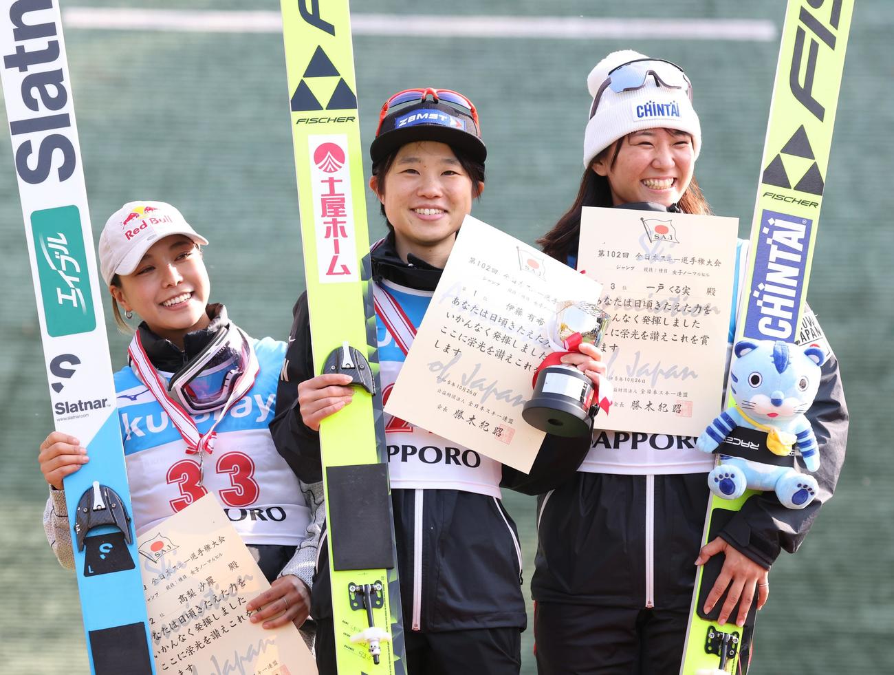 女子ノーマルヒル　優勝し笑顔の伊藤（中央）。左は2位高梨、右は3位一戸（撮影・黒川智章）