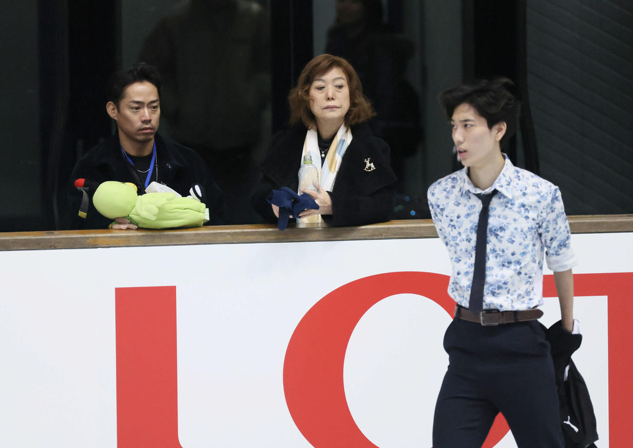 西日本フィギュアスケート選手権　ショートプログラム　高橋大輔臨時コーチ（左）と三宅星南（右）（撮影・加藤孝規）