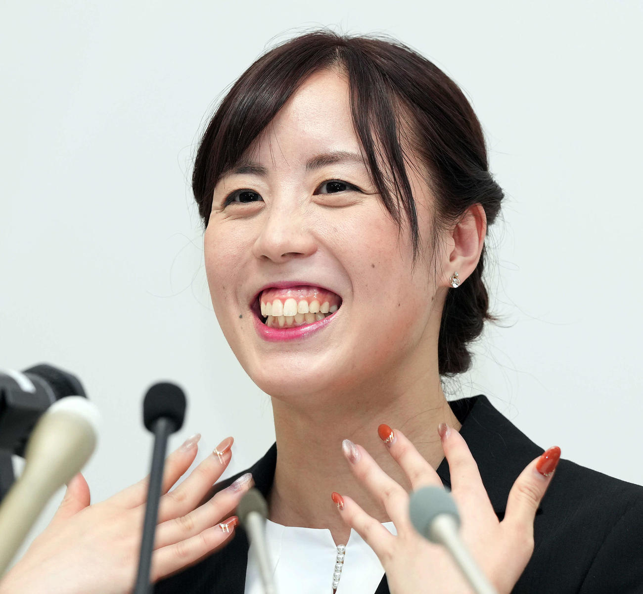 引退をしたらやりたいことを聞かれ、「髪の毛を切りたいです」と、笑顔を見せる乾（撮影・たえ見朱実）
