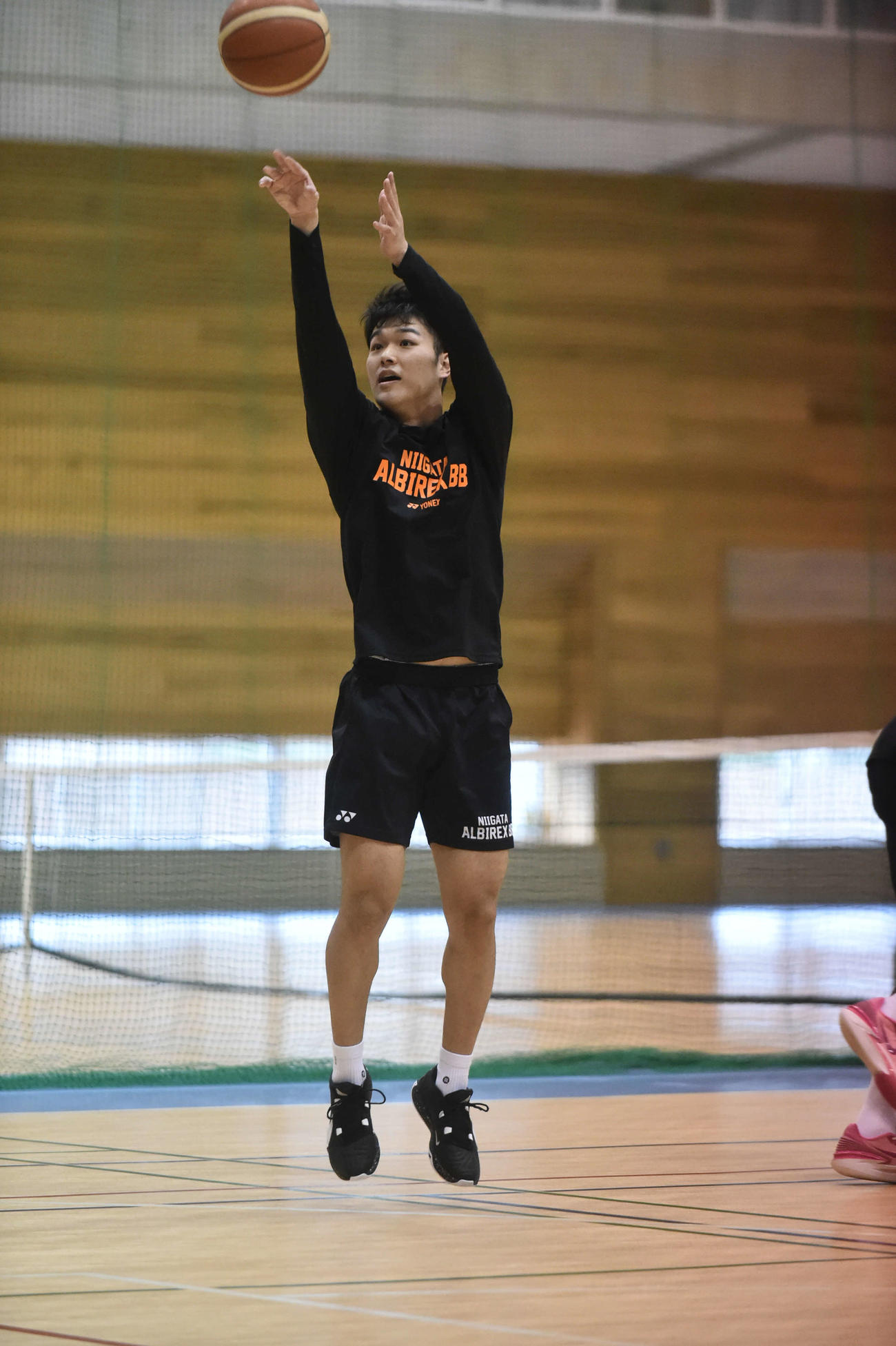 練習で得意の3点シュートを打ち込む高橋
