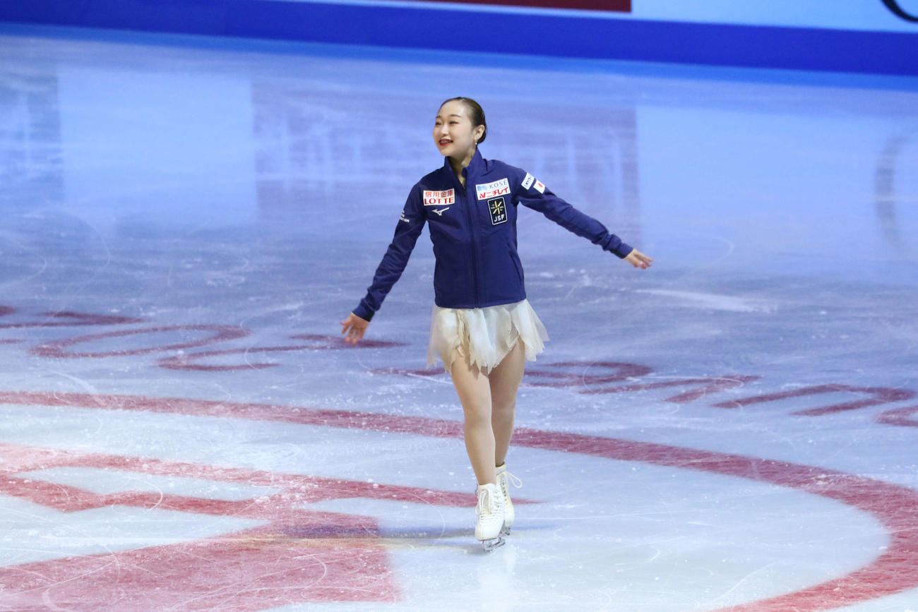 女子フリーの6分間練習で声援に応える松生