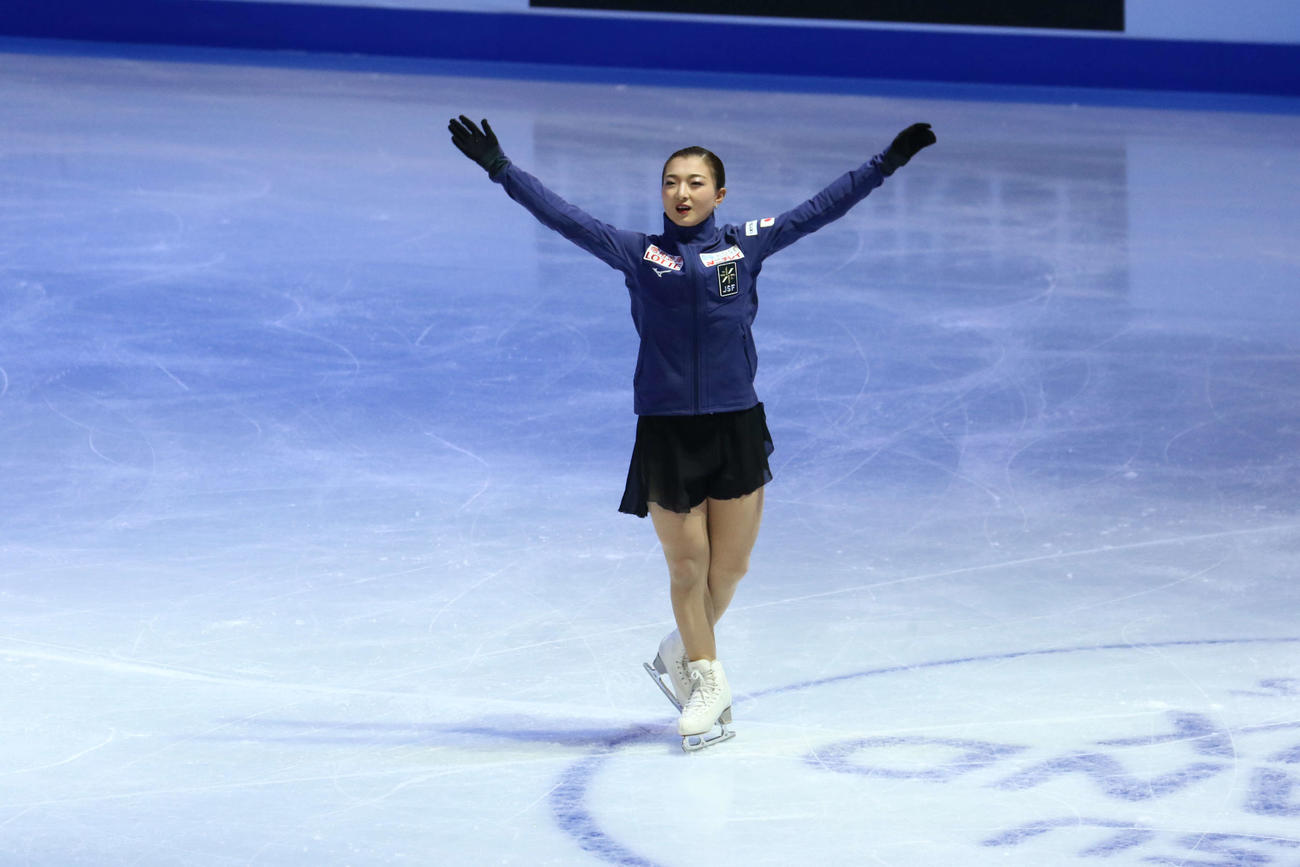 女子フリーの6分間練習で声援に応える坂本