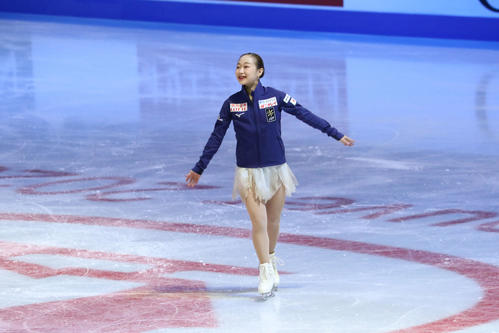 女子フリーの6分間練習で声援に応える松生