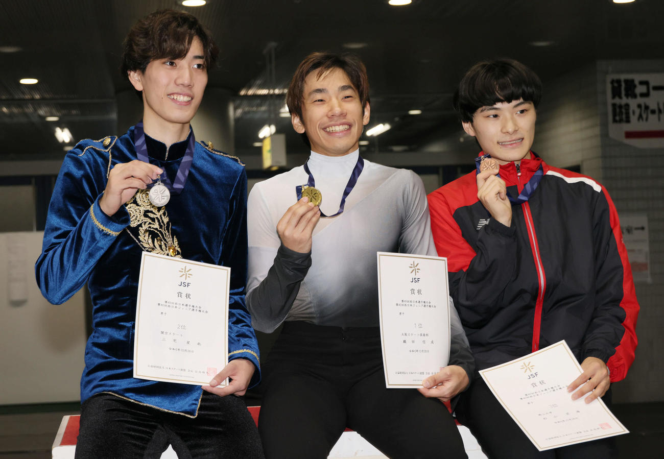 西日本フィギュアスケート選手権　優勝した織田信成（中央）と2位の三宅星南（左）、3位の杉山匠海（撮影・加藤孝規）