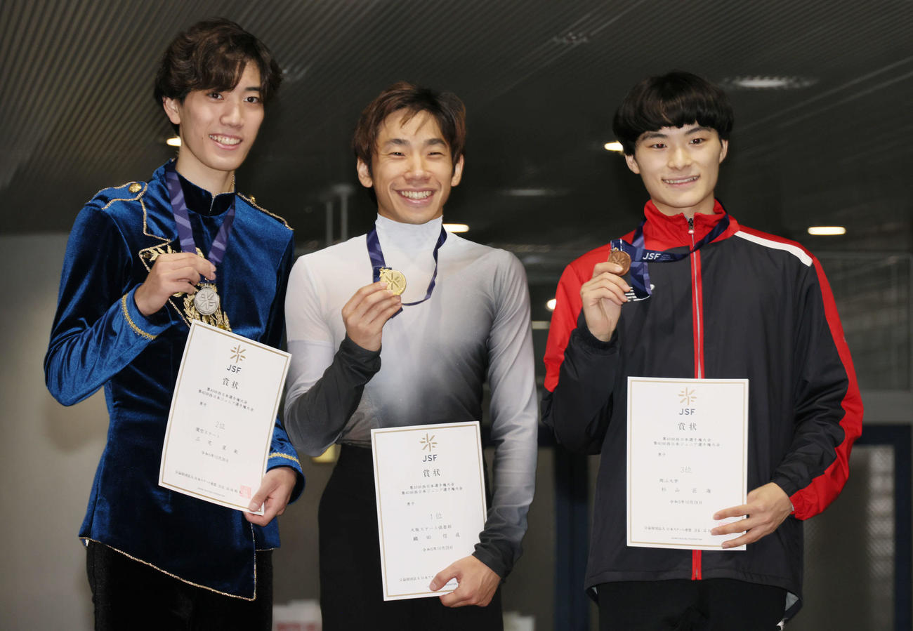 西日本フィギュアスケート選手権　優勝した織田信成（中央）と2位の三宅星南（左）、3位の杉山匠海（撮影・加藤孝規）