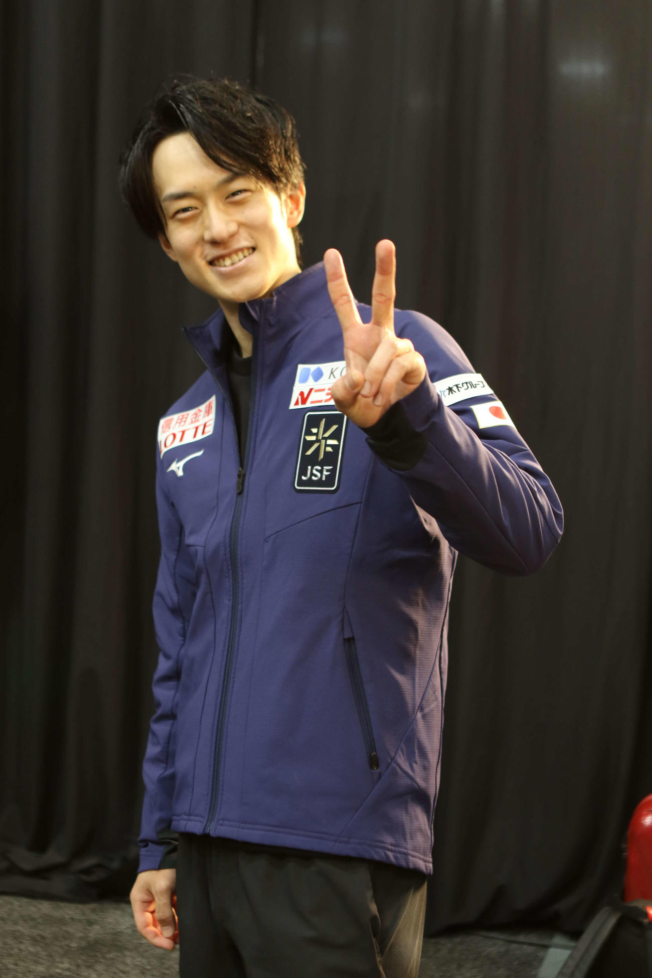 男子SPで首位発進した山本はピースサイン