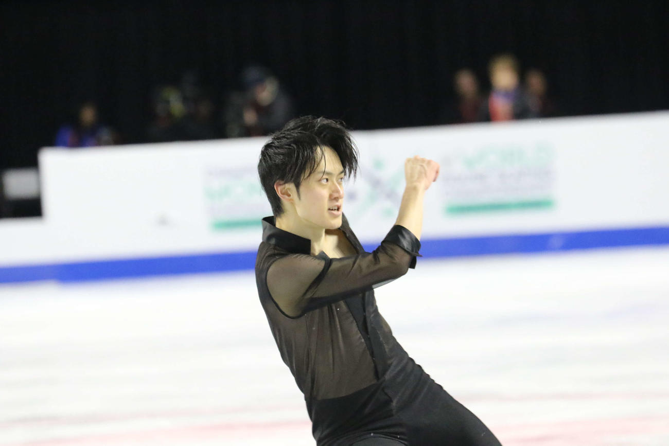 男子SPで演技をする山本