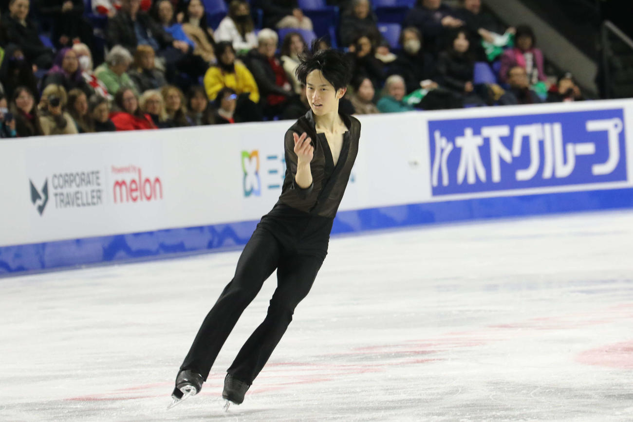 男子SPで演技をする山本