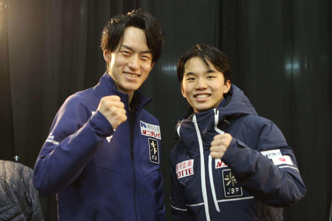 男子SPで首位発進の山本（左）と3位の友野