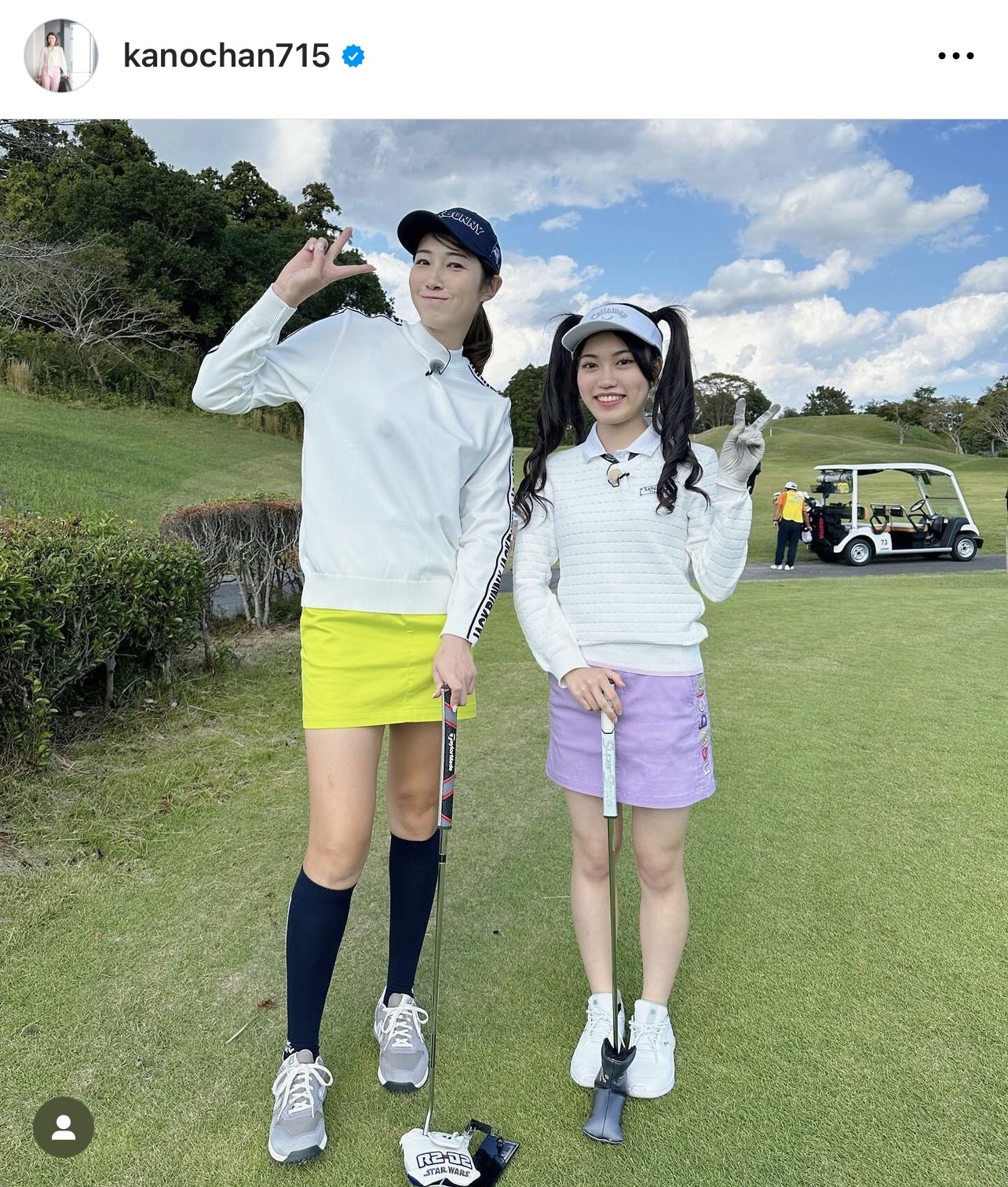 黄色のミニスカートのゴルフウェア姿で、海月らん（右）とピースサインの狩野舞子さん（狩野舞子さんのインスタグラムから）