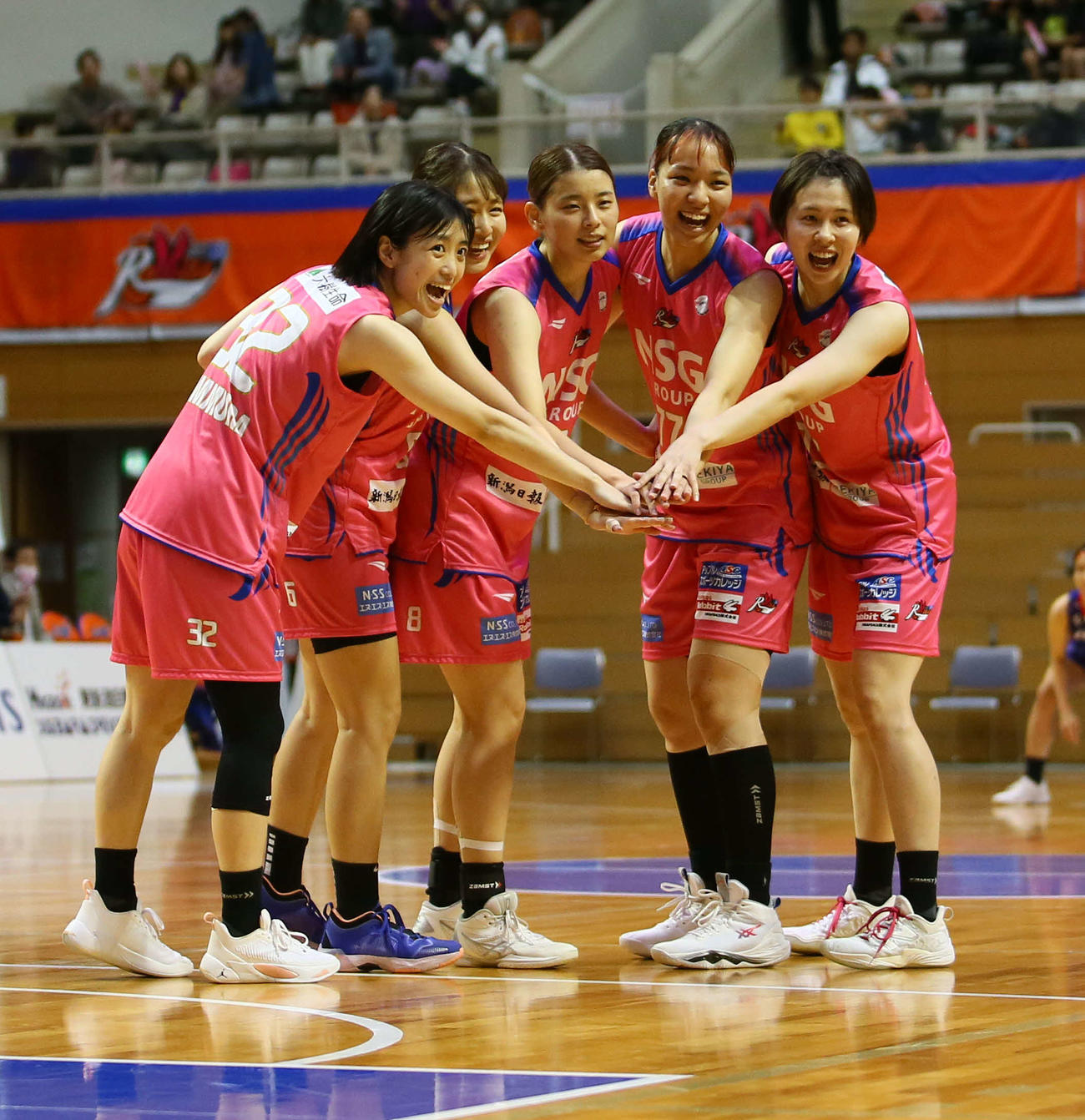 試合前に気合を入れる新潟のスタートメンバー