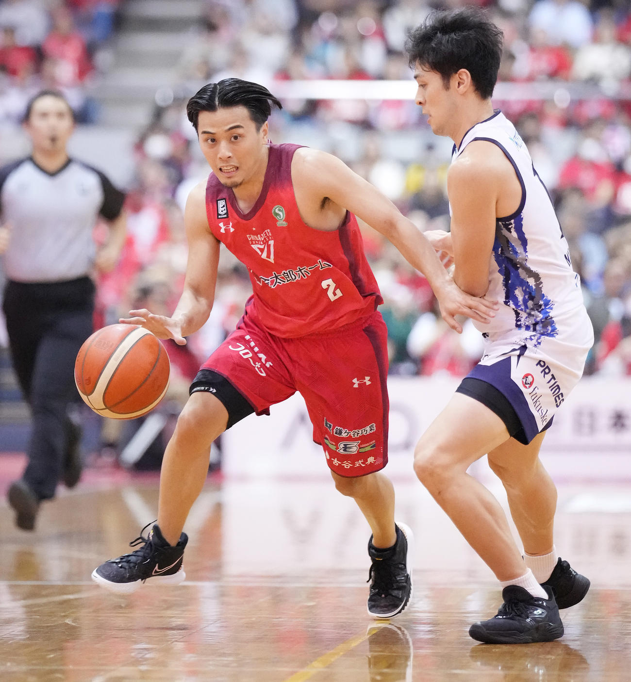 千葉J対FE名古屋　第2Q、攻め込む千葉J富樫（左）（撮影・鈴木みどり）
