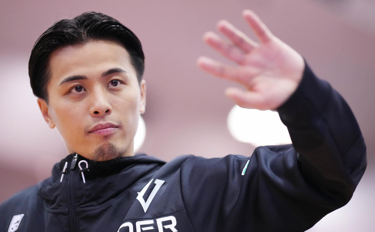 千葉J対FE名古屋　FE名古屋に勝利し、ブースターの声援に応える千葉J富樫（撮影・鈴木みどり）