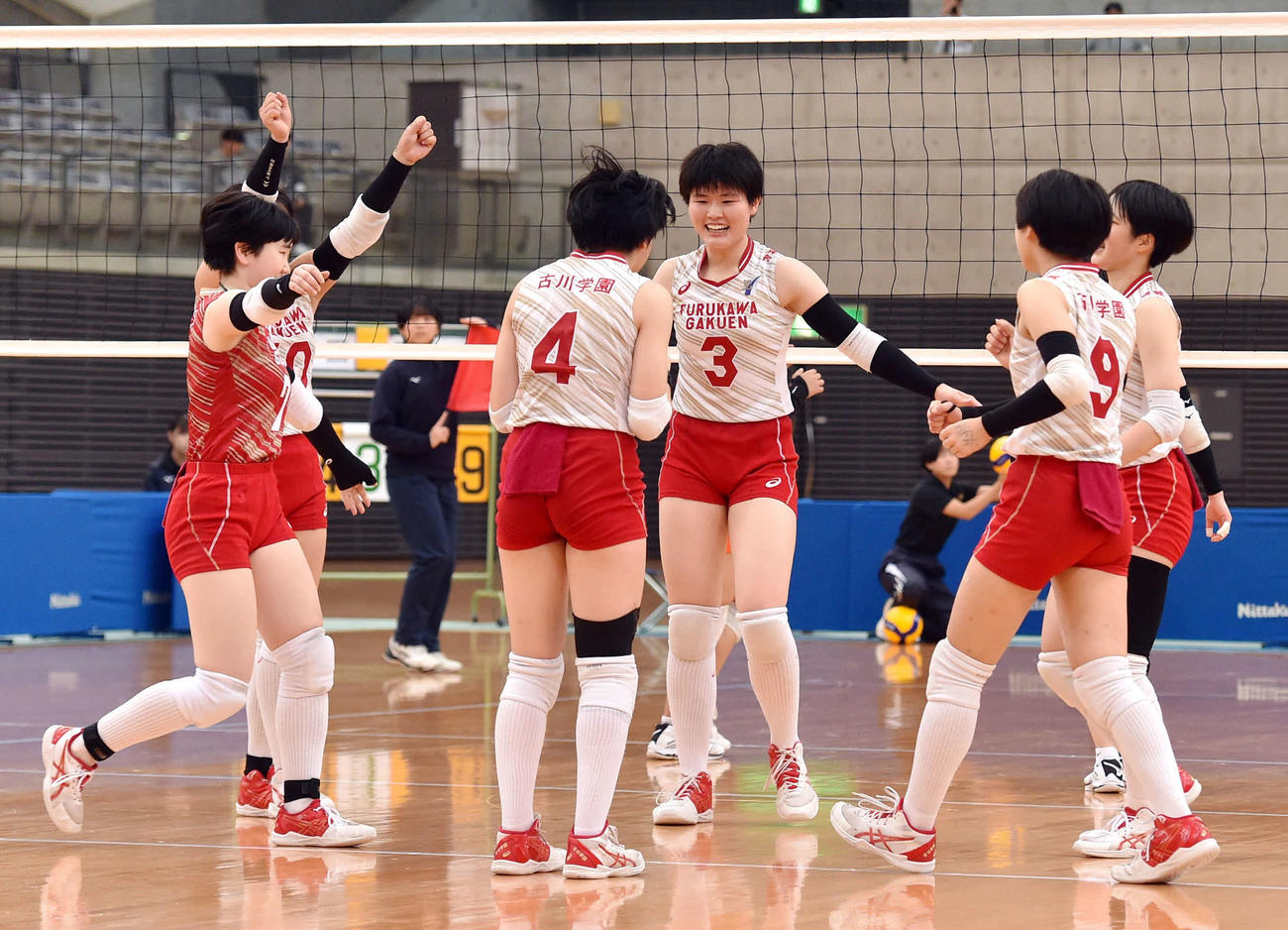 第3S、優勝を喜ぶ古川学園・本田（中央後方）ら選手たち