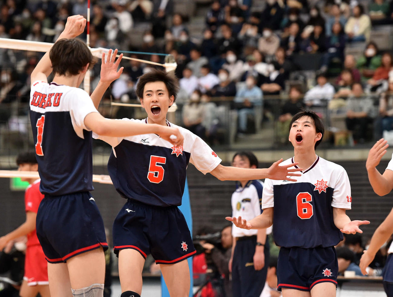 第3S、ブロックを決めて喜ぶ小林（左から2人目）