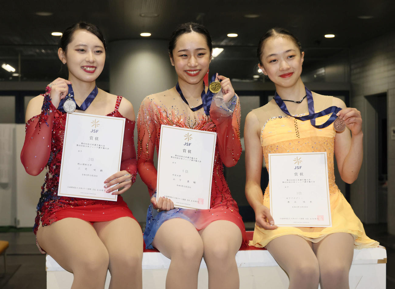 西日本フィギュアスケート選手権　優勝した山下（中央）と2位の三宅（左）、3位の清水（撮影・加藤孝規）