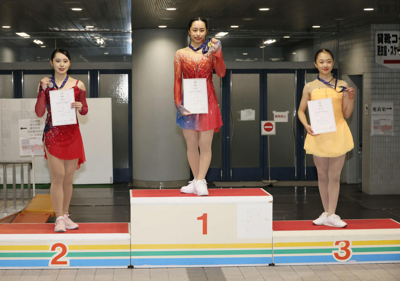 西日本フィギュアスケート選手権　優勝した山下（中央）と2位の三宅（左）、3位の清水（撮影・加藤孝規）