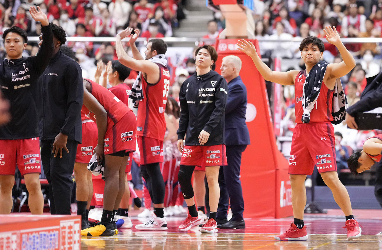 千葉J対FE名古屋　FE名古屋に勝利し、ブースターの声援に笑顔で応える原（右）ら千葉Jの選手達（撮影・鈴木みどり）