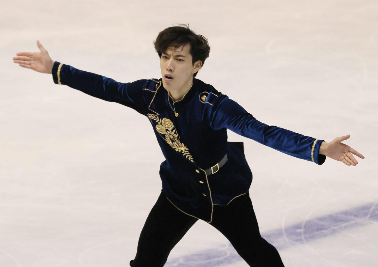 西日本フィギュアスケート選手権　男子フリーで演技する三宅星南（撮影・加藤孝規）