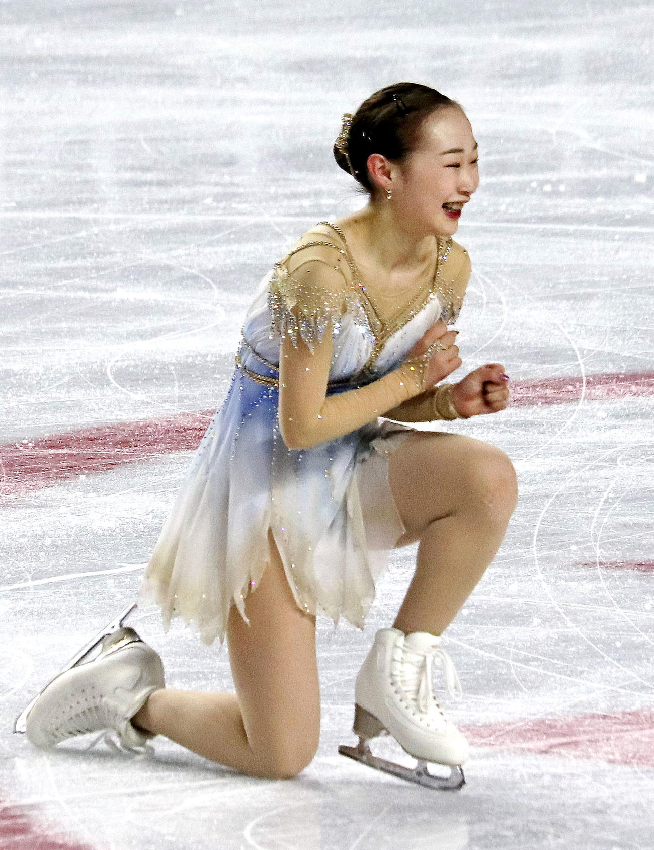 女子フリーの演技を終え、笑顔で拳を握る松生理乃（共同）