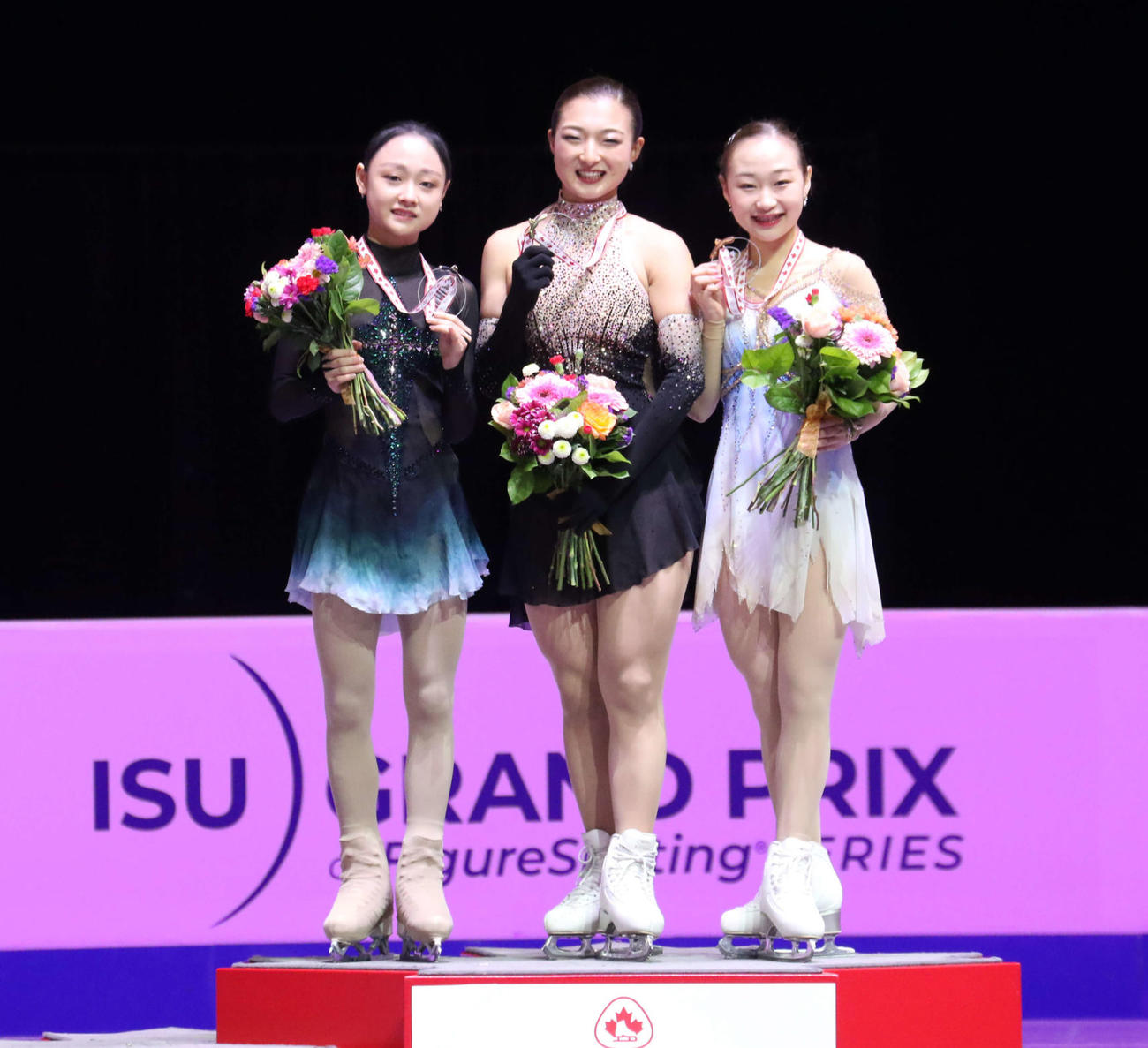 表彰式で笑顔のメダリスト。キム、坂本、松生（左から）