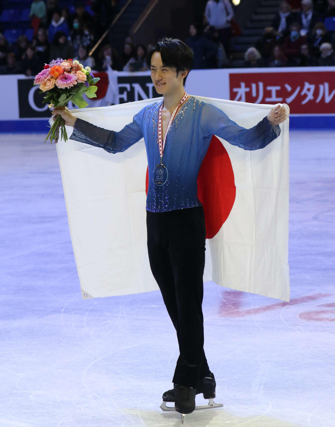 優勝した山本は国旗を背負って笑顔