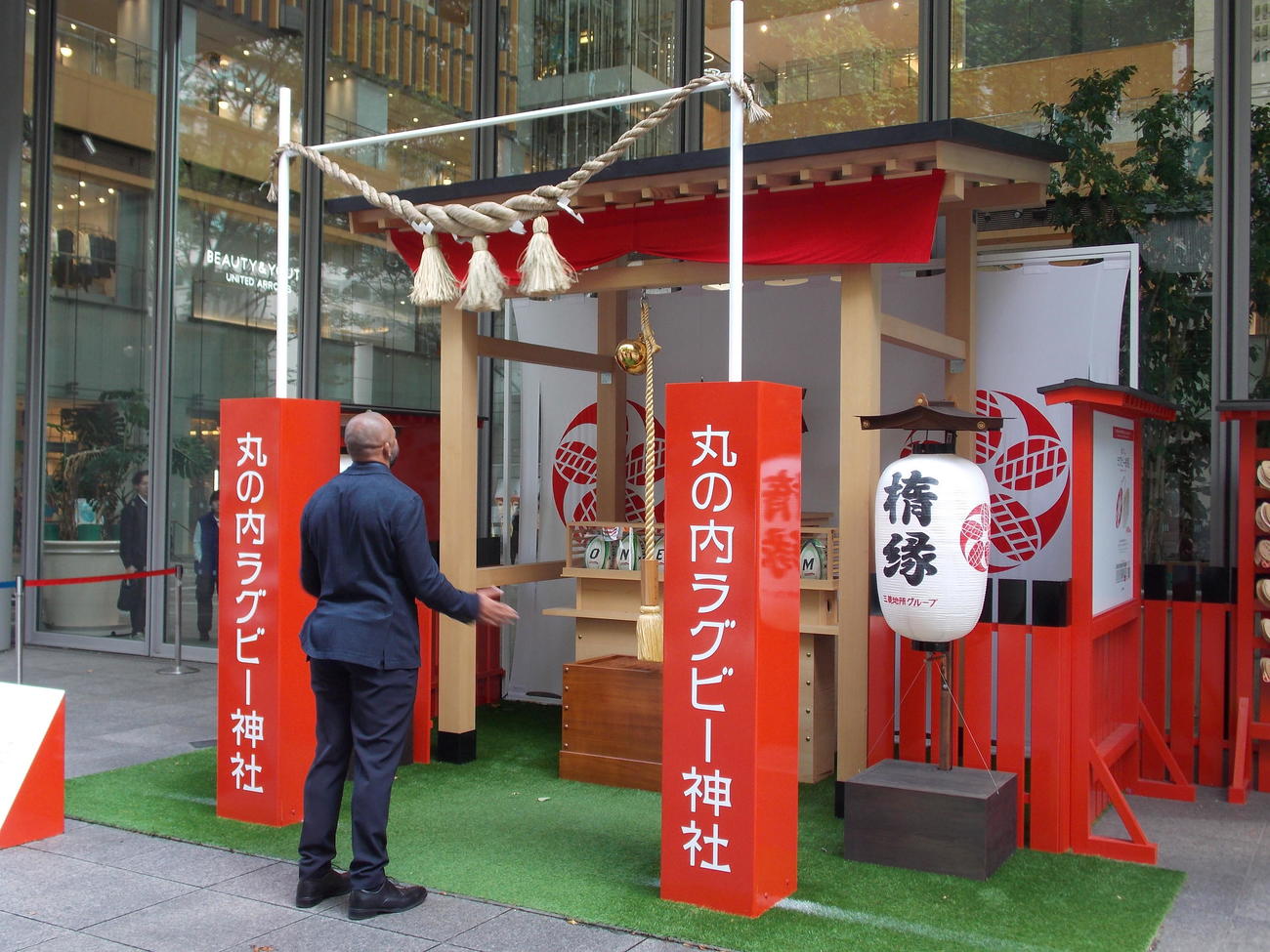 丸の内ラグビー神社を訪れ、参拝したW杯日本代表のリーチ・マイケル（撮影・松本航）