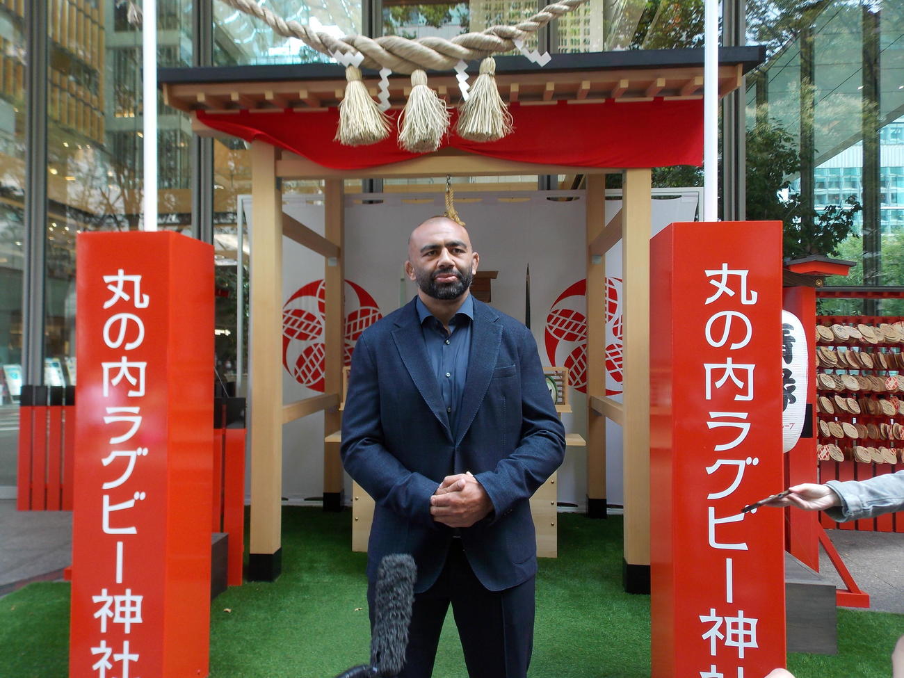 丸の内ラグビー神社を訪れ、参拝したW杯日本代表のリーチ・マイケル（撮影・松本航）