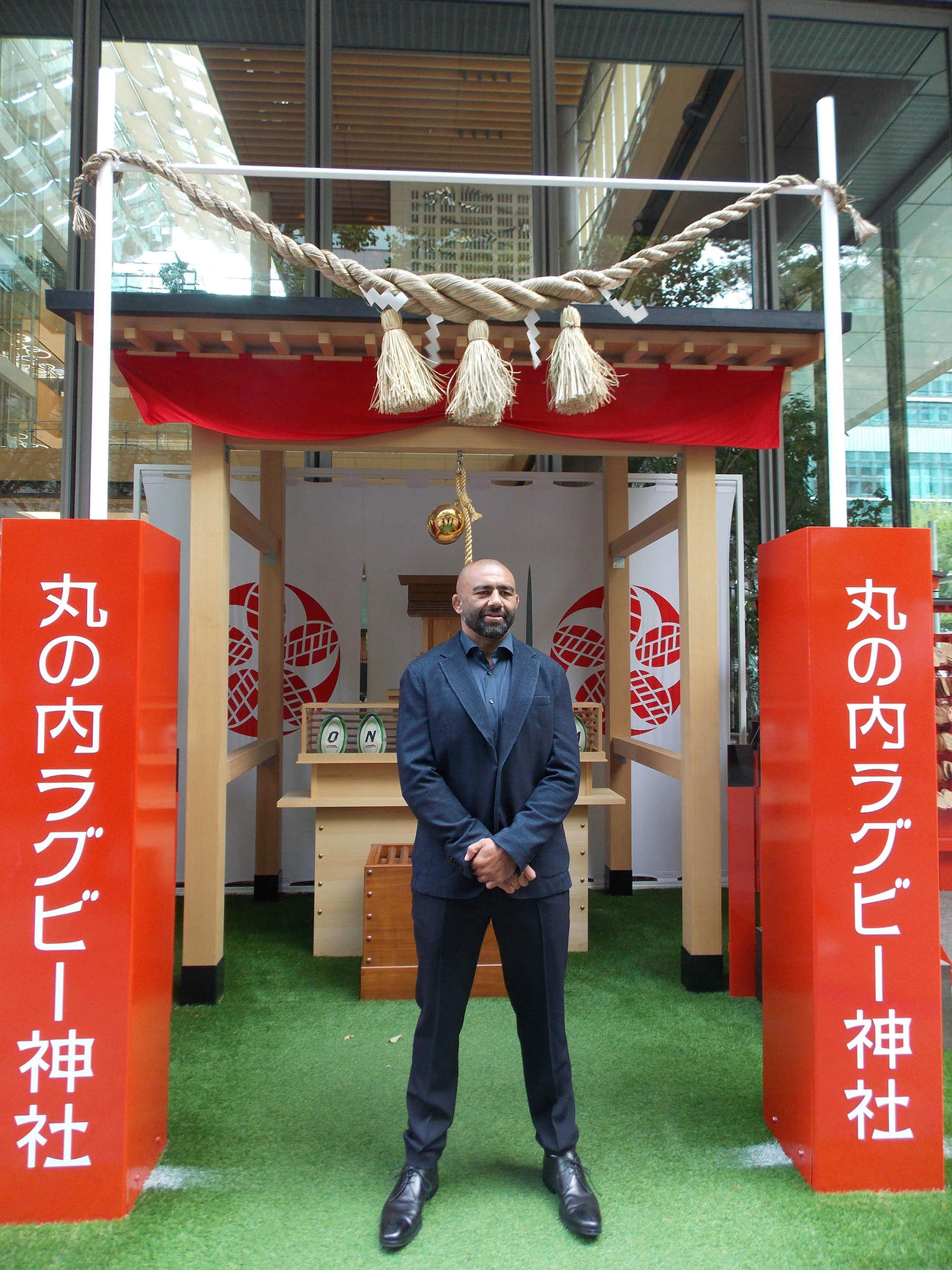 丸の内ラグビー神社を訪れ、参拝したW杯日本代表のリーチ・マイケル（撮影・松本航）