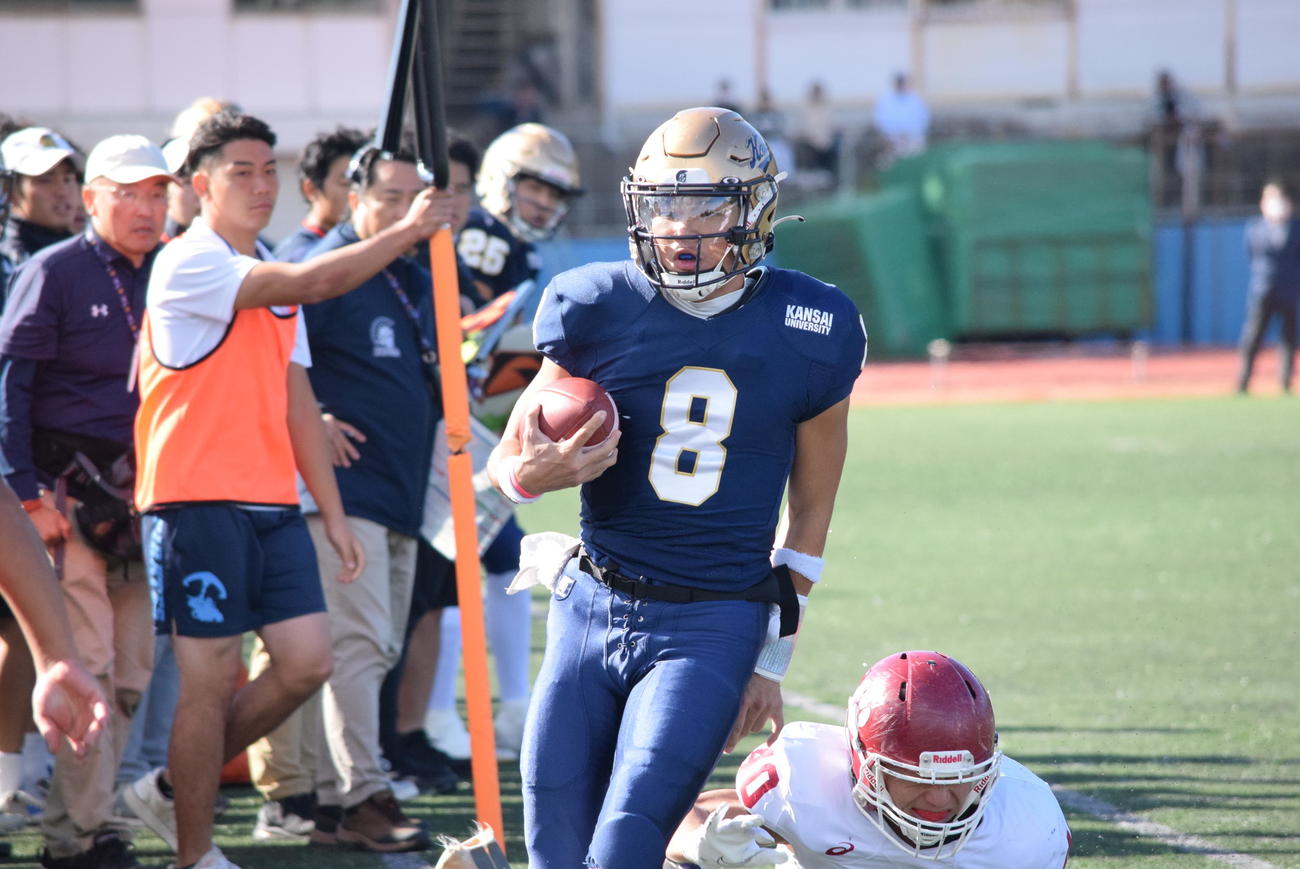 ランプレーをみせる関大QB須田啓太（撮影・阪口孝志）