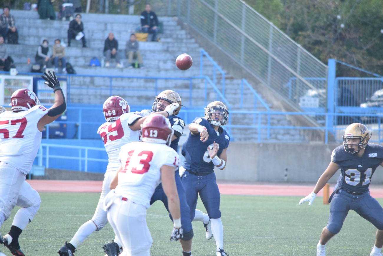 パスを投げる関大QB須田啓太（撮影・阪口孝志）